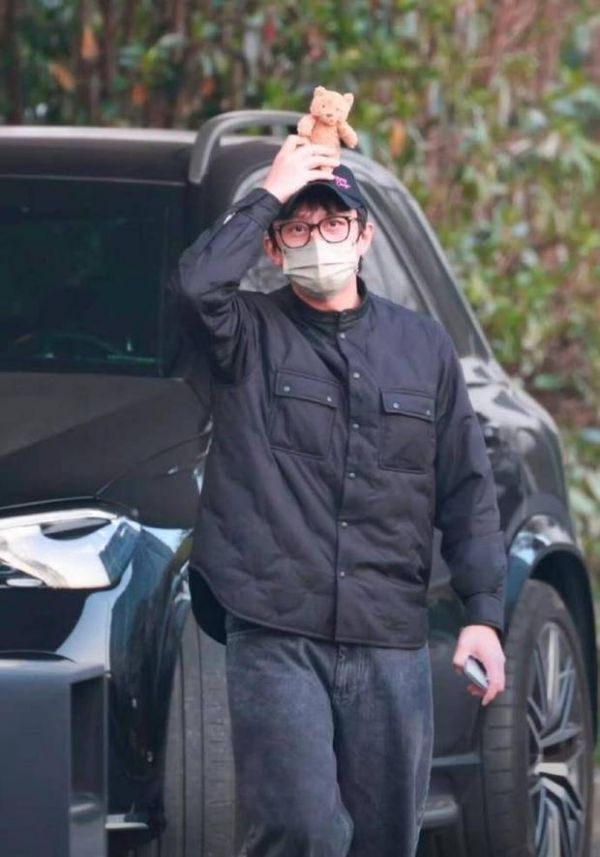 邓超对粉丝打招呼。