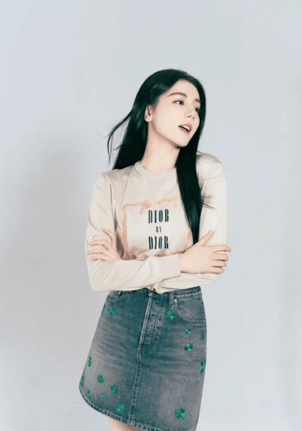 搜狐娱乐讯 近日，迪丽热巴释出全新写真，搭配简约尽显灵动松弛。