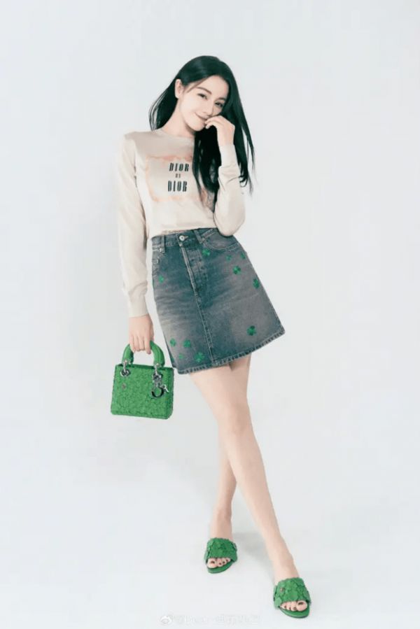 迪丽热巴托腮浅笑，灵动又甜美。