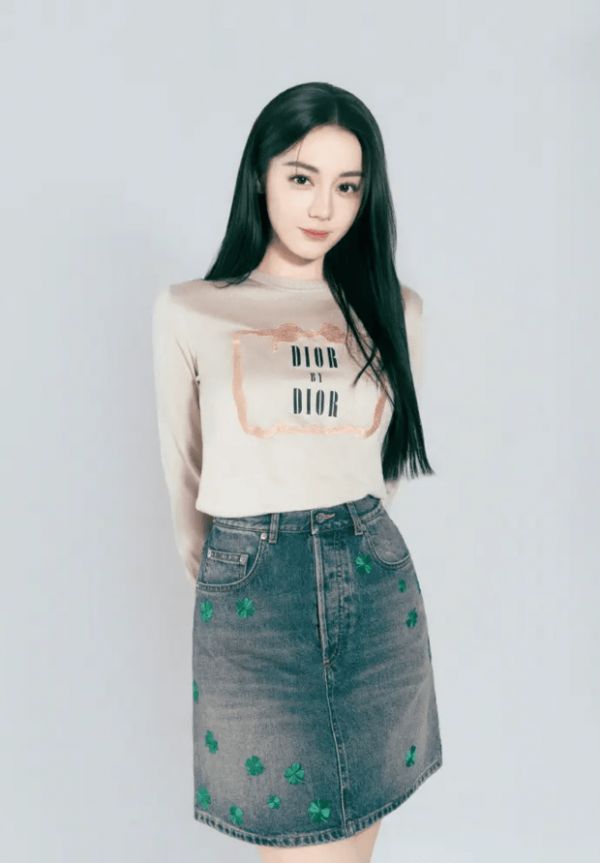 迪丽热巴双手背身后，搭配简约吸睛。