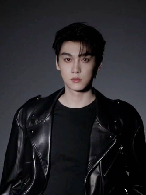 田栩宁撑伞变装惊艳亮相，粉衬衣黑皮衣反差吸睛