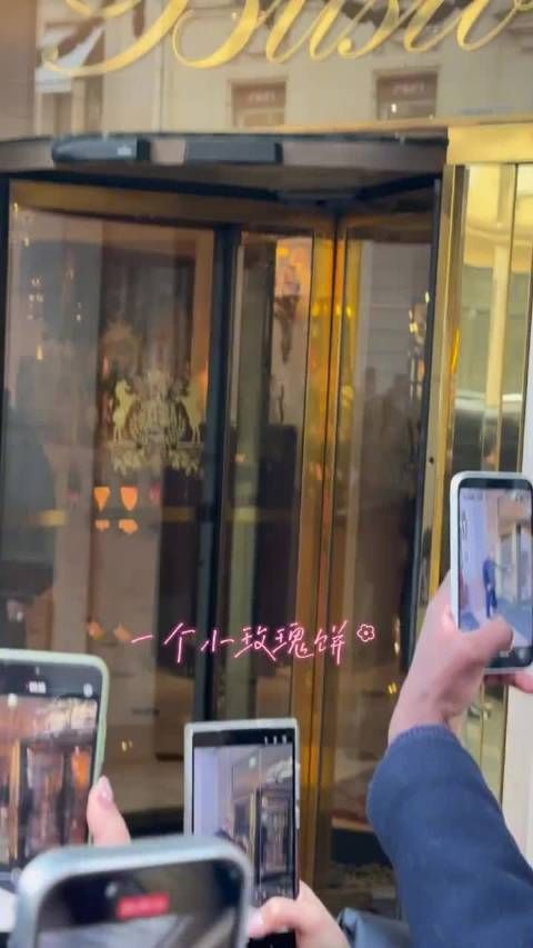 王鹤棣巴黎时装周上班 是新发色 棣棣帅的太权威啦