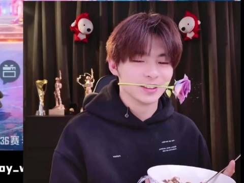 吃得脸颊鼓鼓 是小猪包呀