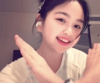 包文婧回应女儿饺子撞脸吴映洁：才10岁还会变样