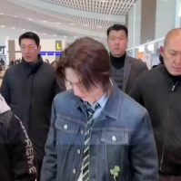 黄铉辰出发巴黎时装周，参加Dior大秀