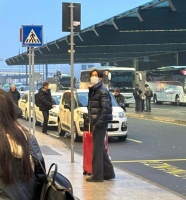 钟汉良带妻子现身米兰，51岁身形很有少年感，老婆出镜与他超般配