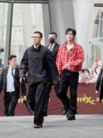 参加线下活动一出场就被粉丝的尖叫声逗笑了，与少暗爽起来也帅得很有一套