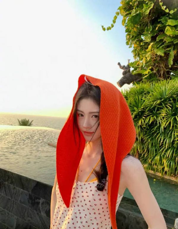 搜狐娱乐讯 鞠婧祎近日发布了一组以海边落日为背景的写真大片，身披红头巾在秋千上轻荡，橘色暮光与海风交织，营造出浓郁的夏日浪漫氛围。