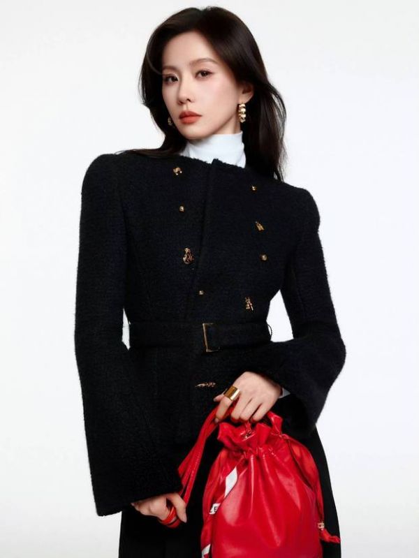 刘诗诗侧身而立，身着黑色套装造型吸睛。