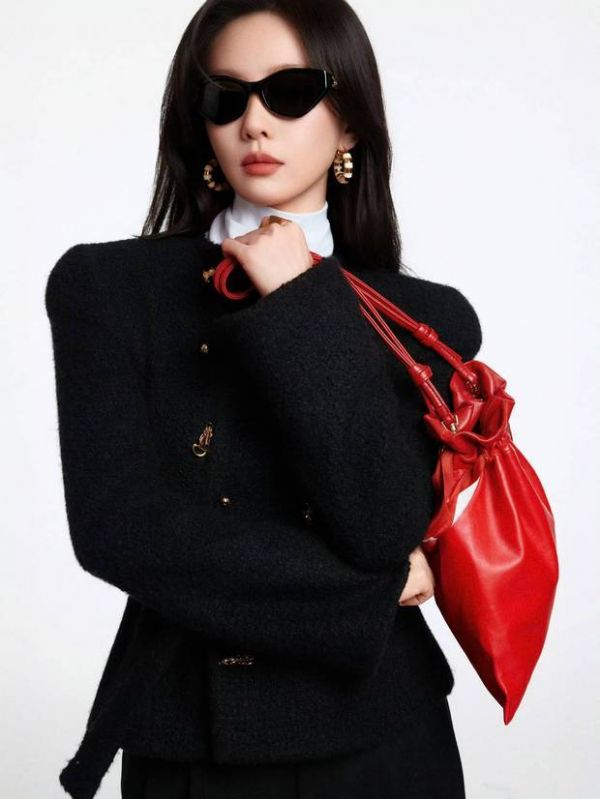 刘诗诗抱臂而立，包包斜挎气场十足。