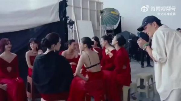 原来女明星们候场也坐塑料凳子，刘亦菲美的好突出明星中依旧亮眼