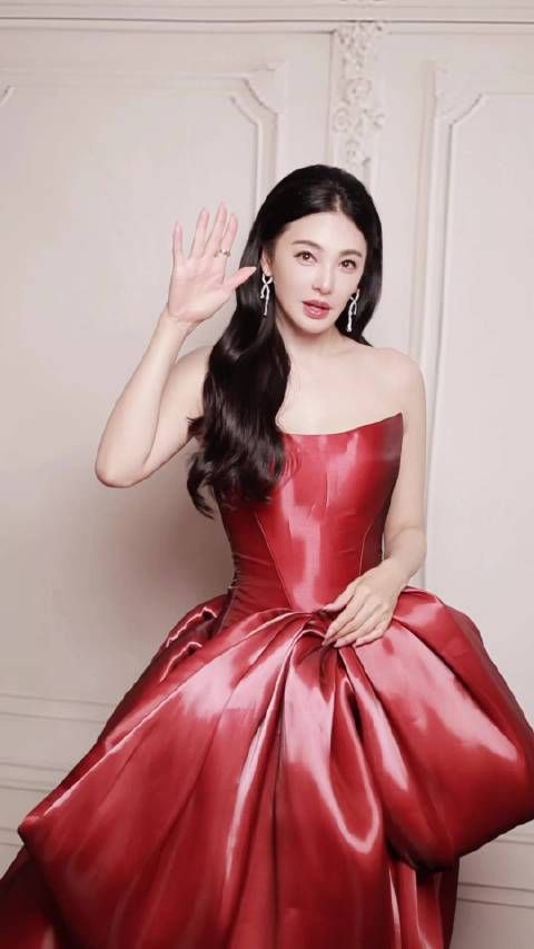 张雨绮 国剧盛典内场直拍，身穿红色抹胸礼服性感魅力四射