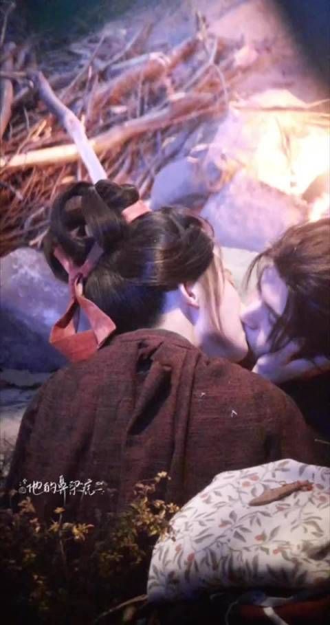张凌赫林允喂药吻，这个角度看都浪漫的不行，好有氛围感啊！