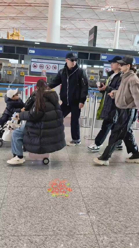 网友偶遇戚薇李承铉一家出游