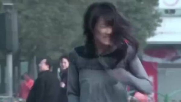 蜗居：海藻挺着大肚子独自走在街上遇到小贝和一个女孩走在一起，海藻后悔了吗