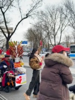 网友街头偶遇陈都灵买糖葫芦