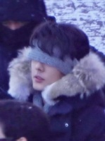 肖战雪盲症发作蒙眼拍戏，王彦霖搀扶上车