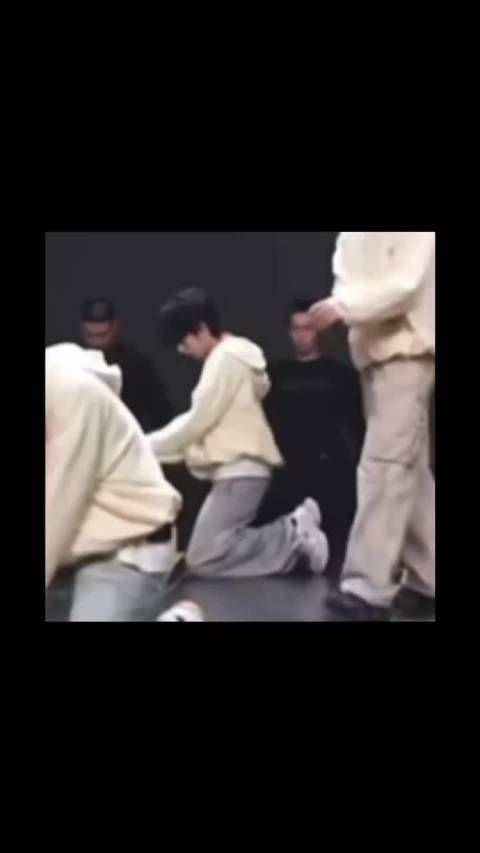 睡前看这个真顶不住,跪地,塌腰,低头,喘息!