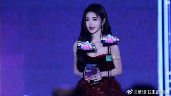 巅峰盛典红毯 鞠婧祎领奖直拍,恭喜小鞠!
