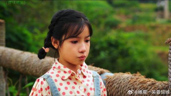 只因蛇跳的比女孩高,女孩就误以为自己要死了