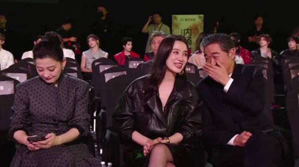 宋佳跟张国立聊嗨了，转头一问梅婷几点了，惊出表情包丨星光大赏