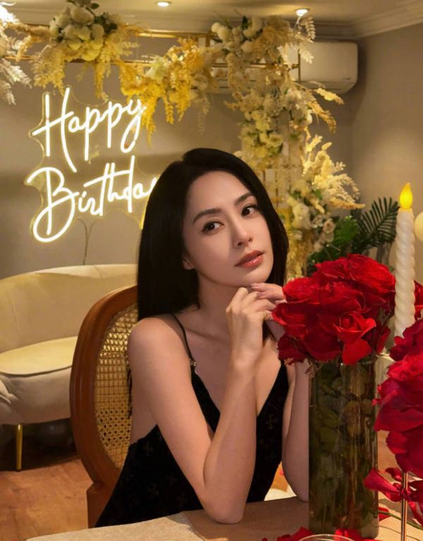 阿娇妆容精致，美貌迷人。