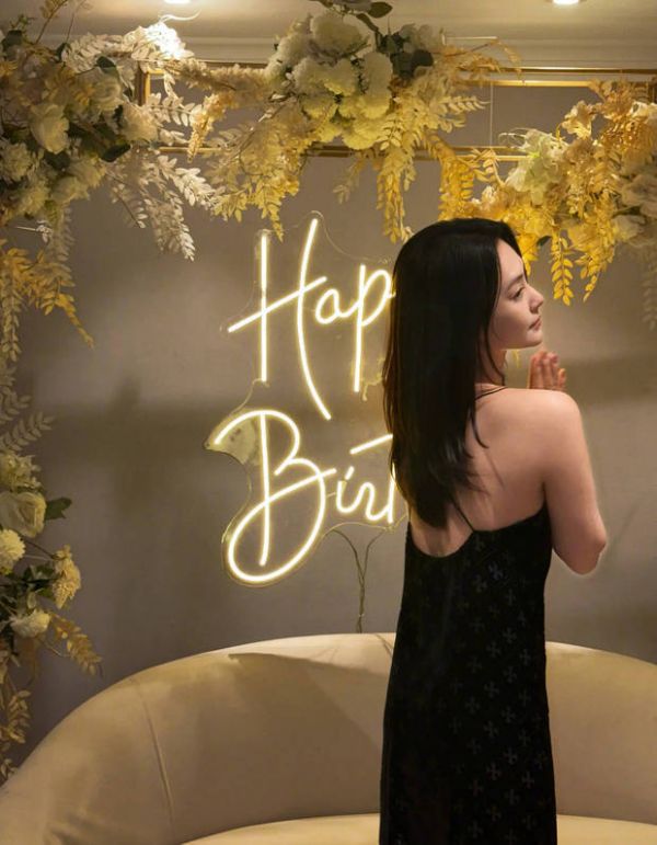 阿娇大方秀光滑美背，肌肤白皙。