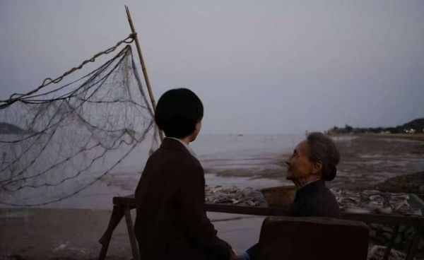 赵丽颖望向海面，氛围动人。