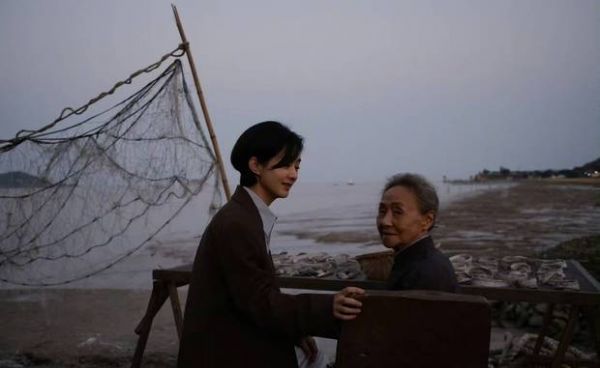 赵丽颖轻扶椅背，深情看向吴彦姝。