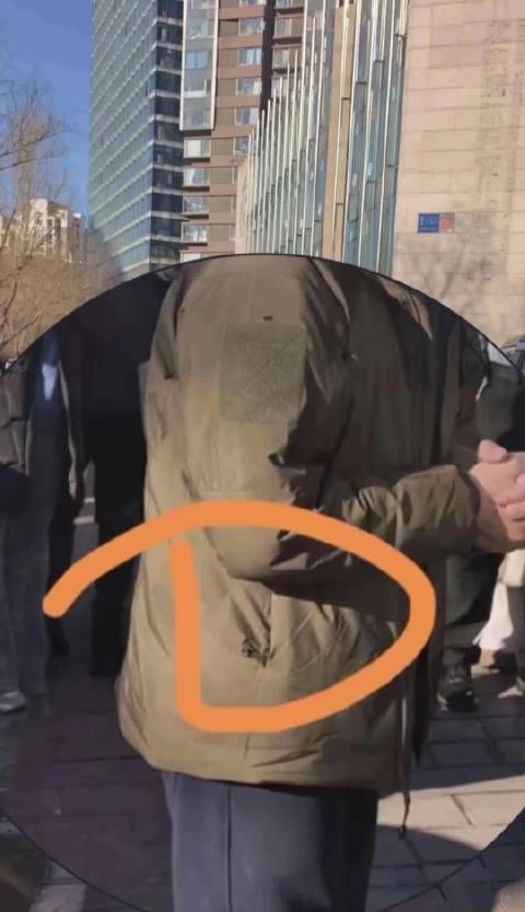 真实的李亚鹏,去年见春燕的那个时候羽绒服好像补过!图片来源网络!