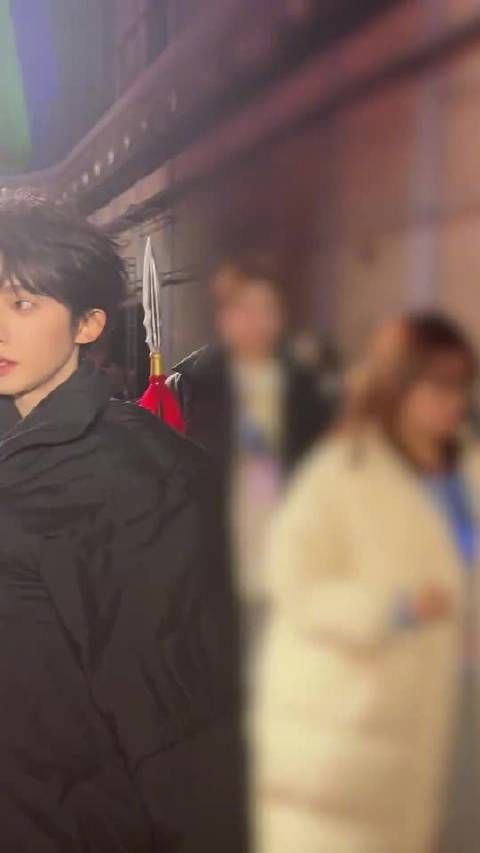 刘宇亮相网络视听盛典路透，新年心愿快乐顺意