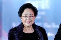 76岁斯琴高娃剧组庆生，红唇白发超时髦年轻40岁，穿新中式很贵气