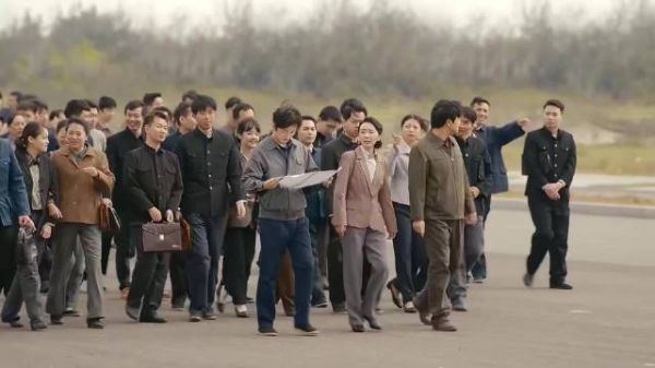 赵丽颖黄晓明下乡考察引关注，凉鞋抢镜成焦点