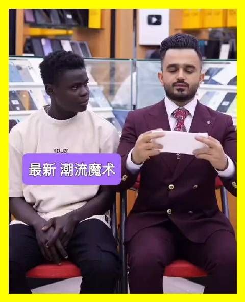 手机店偶遇老外魔术表演，紫西装小哥操作太绝，旁边兄弟表情亮了！