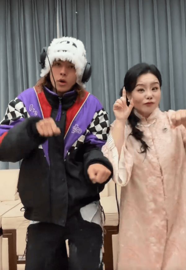 雅酷是中德混血，立体五官与爸爸很相似。