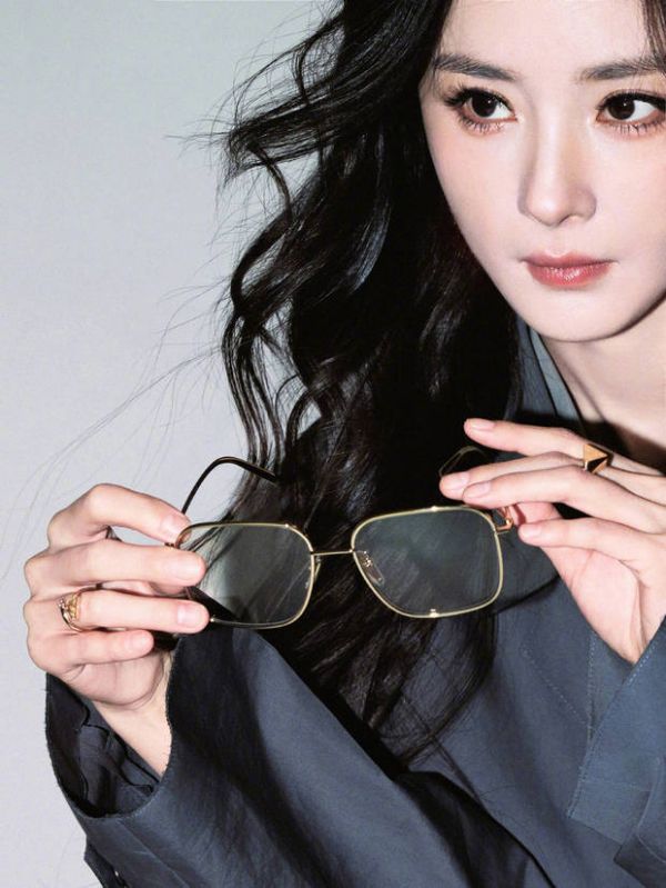 杨幂持金框墨镜,眼神清冷灵动。