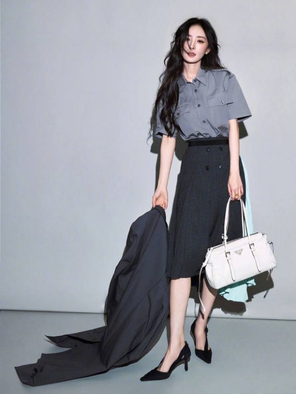 杨幂拎包而立,神情松弛淡然。