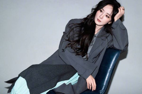 杨幂单手撑头姿态慵懒柔和。