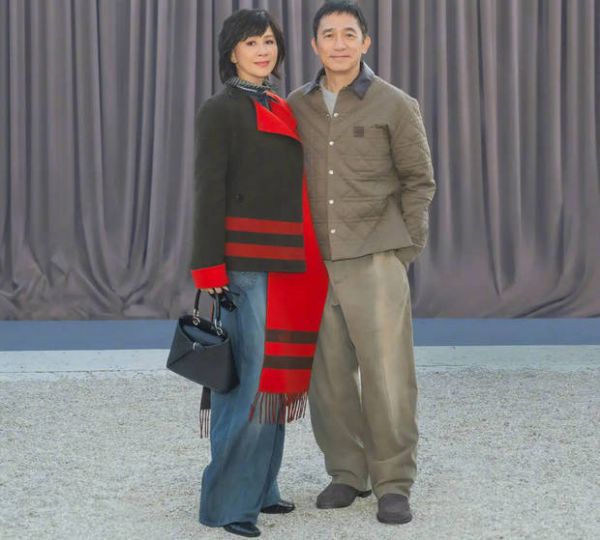 刘嘉玲梁朝伟夫妻同框，笑容温和。