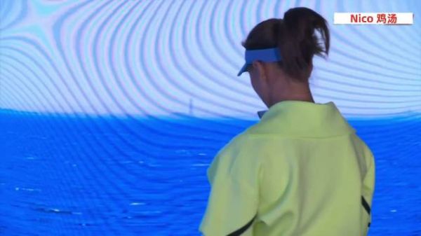 邀请观众关注并为圆月加油,现场有华人观众支持