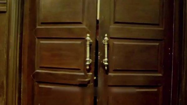 伪装者：樱花好被炸，明楼大型表演现场，汪曼春被利用到了极致啊