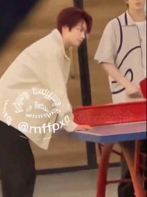 梓渝红发银丝眼镜造型亮相,手撑乒乓球桌展轻松魅力