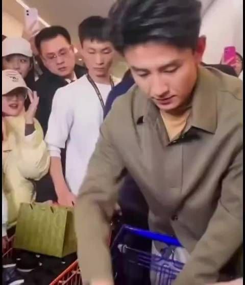 刘萧旭西装革履演霸总,扫楼推车显温柔