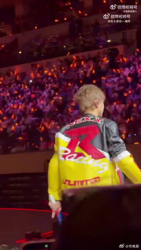 张杰成都演唱会引粉丝狂欢