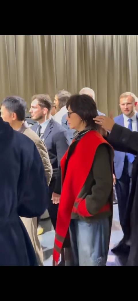 巴黎时装周，于适、刘宪华和梁朝伟刘嘉玲同框了 是谁在后面摸刘嘉玲的头发？