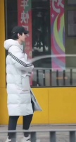 何与白色羽绒服戴帽子好青春男大 现在随时随地都有人在拍了会有点无奈吧