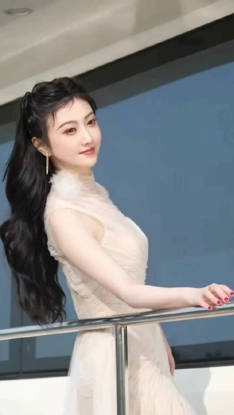 景甜她的容貌确实无可挑剔，不愧是人间富贵花