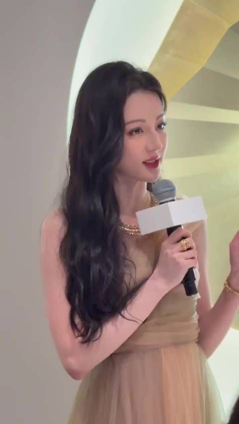 迪丽热巴 品牌活动直拍