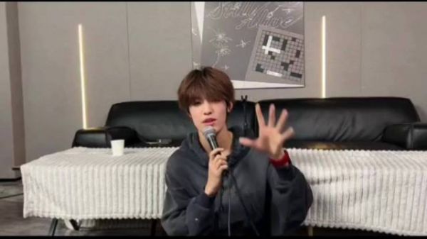 粉丝拍冰雕未认出身旁张泽禹,看直播才知同框