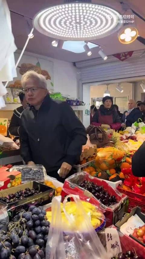 英伟达CEO黄仁勋现身上海菜市场，将出席公司年会